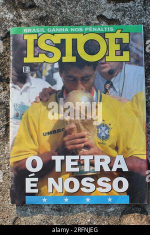 Das brasilianische Magazin Istoe Cover, nachdem Brasilien das WM-Finale 1994 in Pasadena, Kalifornien, USA gewonnen hatte. Brasilien gewann zum vierten Mal die Weltmeisterschaft, als das Land Italien mit 3:2 im Elfmeterschießen besiegte. Stockfoto