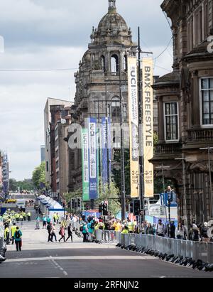 Glasgow, Schottland, Großbritannien. 4. Aug. 2023. UCI-Rennstrecke mit Radfahrern, Teamautos, Polizisten, die sich mit der Rennstrecke im Stadtzentrum vertraut machen. Credit R.Gass/Alamy Live News Stockfoto