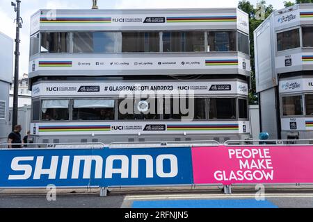 Glasgow, Schottland, Großbritannien. 4. Aug. 2023. UCI-Rennstrecke mit Radfahrern, Teamautos, Polizisten, die sich mit der Rennstrecke im Stadtzentrum vertraut machen. Credit R.Gass/Alamy Live News Stockfoto