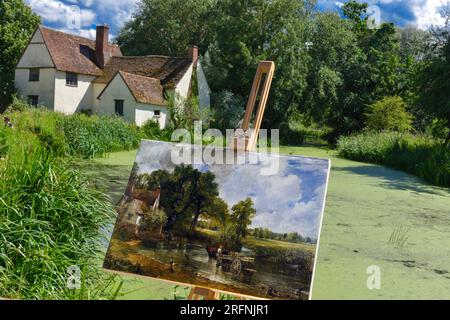 Foto von John Constable's The Hay Wain auf Staffelei, aufgenommen an der gleichen Stelle, an der das Bild gemalt wurde - Flatford, Suffolk, England Stockfoto