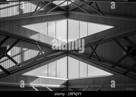 Ein Schwarz-Weiß-Foto von einigen der coolen Dachfenster und Holzbalken in der Glaskapelle Anthony Chapel in Hot Springs, Arkansas. Stockfoto
