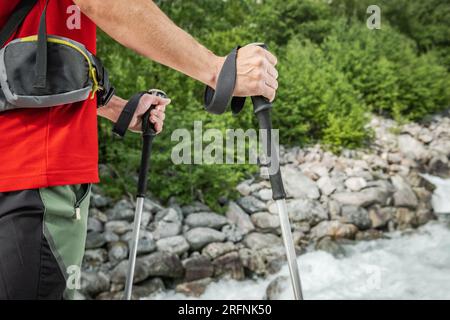 Wanderer mit Wanderstöcken in den Händen Nahaufnahme. Thema Wanderzubehör. Stockfoto