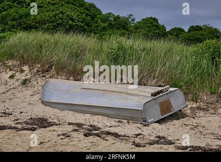 Ein kleines Ruderboot ist auf einer Sanddüne gestrandet. In West Yarmouth in Cape Cod, Massachusetts, USA. Stockfoto