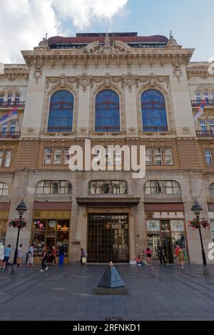 Elegantes Geschäft in der berühmten Knez Mihailova Straße, einer Fußgängerzone, Sommerabend, Belgrad, Hauptstadt Serbiens. August 2023 Stockfoto