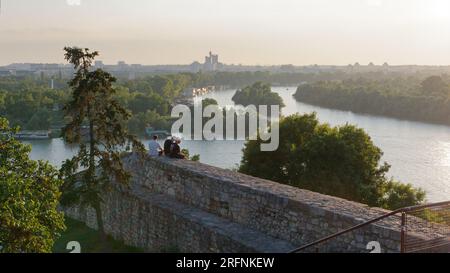Die Menschen genießen den Blick vom Kalemegdan Park/Belgrader Festung über den Zusammenfluss von Save und Donau, Belgrad, Serbien. August 2023. Stockfoto