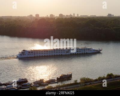 Großes Passagierboot auf der Donau an einem Sommerabend mit Steg im Vordergrund in Belgrad, der Hauptstadt Serbiens. August 2023 Stockfoto