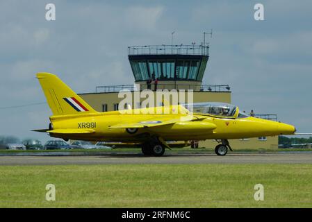 Hawker Siddeley Gnat T1 Jet Trainer Flugzeug in RAF Yellowjacks Farben „XR991“ G-MOUR am Cotswold Airport, ehemals RAF Kemble, Großbritannien. Folland-Gnat-Flugzeug Stockfoto