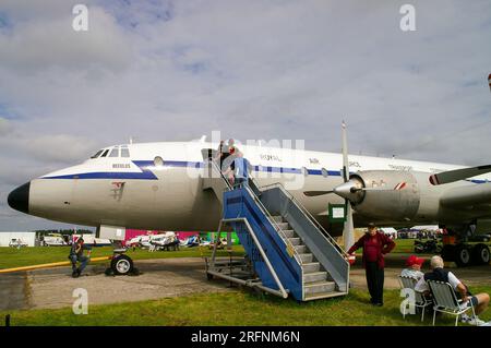 Bristol Type 175 Britannia am Cotswold Airport, ehemals RAF Kemble, Gloucestershire, Großbritannien. RAF Transport Command C.1 XM496 steht zur Verfügung Stockfoto