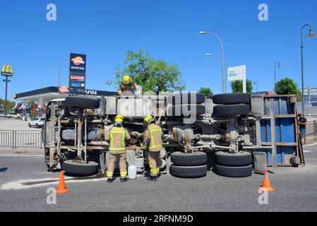 4. August 2023, Roda de BerÃ, Tarragona, Spanien: Feuerwehrleute der katalanischen Regierung inspizieren den Unfall eines Lastwagens in Roda de BerÃ Tarragona Spanien. Ein Lastwagen von einer Ausgrabungsfirma ist umgefallen, beladen mit Steinen und Buschholz auf der Nationalstraße in Roda de BerÃ. Besatzungen der katalanischen Feuerwehrleute, die örtliche Polizei von Roda de BerÃ erreichte den Unfallort und fand keine Opfer oder Verletzte, und der Fahrer ist unversehrt aus dem Unfall hervorgegangen, der Unfall führte zu 7 km langen Verspätungen auf der nationalen Autobahn N-340. (Bild: © Ramon Costa/SOPA I Stockfoto