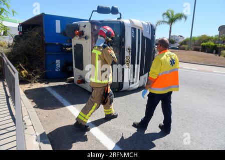 4. August 2023, Roda de BerÃ, Tarragona, Spanien: Ein Feuerwehrmann inspiziert zusammen mit einem Sanitäter den Unfall eines Lkws in Roda de BerÃ Tarragona Spanien. Ein Lastwagen von einer Ausgrabungsfirma ist umgefallen, beladen mit Steinen und Buschholz auf der Nationalstraße in Roda de BerÃ. Besatzungen der katalanischen Feuerwehrleute, die örtliche Polizei von Roda de BerÃ erreichte den Unfallort und fand keine Opfer oder Verletzte, und der Fahrer ist unversehrt aus dem Unfall hervorgegangen, der Unfall führte zu 7 km langen Verspätungen auf der nationalen Autobahn N-340. (Bild: © Ramon Costa/SO Stockfoto