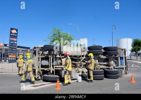 4. August 2023, Roda de BerÃ, Tarragona, Spanien: Feuerwehrleute der katalanischen Regierung arbeiten an dem Unfall eines Lkws in Roda de BerÃ Tarragona Spanien. Ein Lastwagen von einer Ausgrabungsfirma ist umgefallen, beladen mit Steinen und Buschholz auf der Nationalstraße in Roda de BerÃ. Besatzungen der katalanischen Feuerwehrleute, die örtliche Polizei von Roda de BerÃ erreichte den Unfallort und fand keine Opfer oder Verletzte, und der Fahrer ist unversehrt aus dem Unfall hervorgegangen, der Unfall führte zu 7 km langen Verspätungen auf der nationalen Autobahn N-340. (Bild: © Ramon Costa/SOPA I Stockfoto