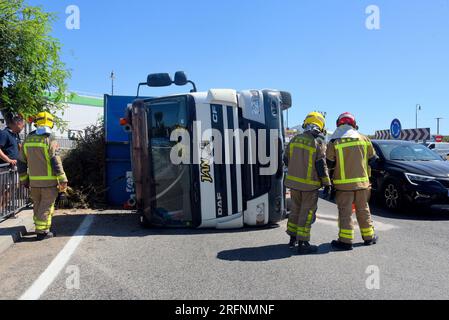 4. August 2023, Roda de BerÃ, Tarragona, Spanien: Feuerwehrleute der katalanischen Regierung inspizieren den Unfall eines Lastwagens in Roda de BerÃ Tarragona Spanien. Ein Lastwagen von einer Ausgrabungsfirma ist umgefallen, beladen mit Steinen und Buschholz auf der Nationalstraße in Roda de BerÃ. Besatzungen der katalanischen Feuerwehrleute, die örtliche Polizei von Roda de BerÃ erreichte den Unfallort und fand keine Opfer oder Verletzte, und der Fahrer ist unversehrt aus dem Unfall hervorgegangen, der Unfall führte zu 7 km langen Verspätungen auf der nationalen Autobahn N-340. (Bild: © Ramon Costa/SOPA I Stockfoto