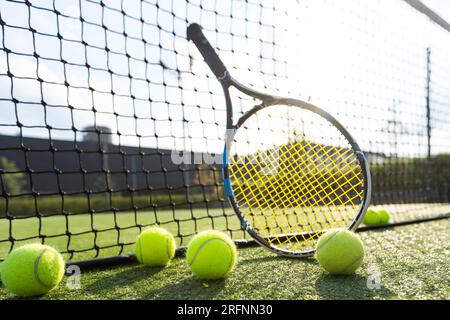 Tennisball und Schläger auf dem Hartplatz Stockfoto