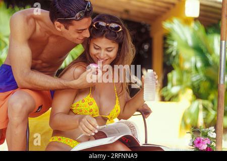 Ein hispanisches Paar genießt den Pool in einem Resort, Choroní, Venezuela Stockfoto