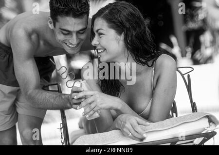 Ein hispanisches Paar genießt den Pool in einem Resort, Choroní, Venezuela Stockfoto