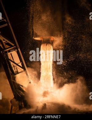 Wallops Island, Vereinigte Staaten von Amerika. 01. August 2023. Raketentriebwerke heben die Northrop Grumman Antares-Rakete mit dem unbemannten Cygnus-Frachtraum an, während sie vom Launch Pad-0A am Mid-Atlantic Regional Spaceport der NASA Wallops Flight Facility, 1. August 2023 in Wallops Island, Virginia, USA, abfliegt. Das Raumschiff transportiert 8.200 Pfund Vorräte für die Internationale Raumstation. Kredit: Danielle Johnson/NASA/Alamy Live News Stockfoto