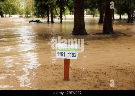 Ein Schild auf dem Campingplatz ist in einem überfluteten Lager Sobec bei Bled zu sehen, nachdem das Land von schweren Überschwemmungen heimgesucht wurde. Starke, ständig sintflutartige Regenfälle und Stürme haben im ersten Teil des vorhergesagten Unwetters überall in Slowenien zu schweren Überschwemmungen geführt. Straßen und Eisenbahnen wurden gesperrt, mehrere Gebiete verfügten weder über Strom noch Trinkwasser, und es wurden Todesfälle gemeldet. Stockfoto