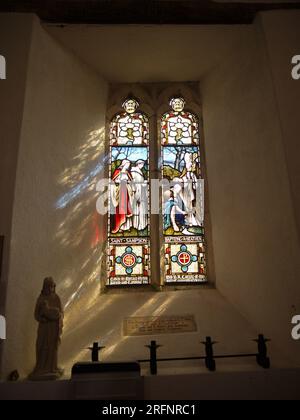 Golant, Cornwall, Großbritannien - 26. März 2022: Buntglasfenster in der Kirche St. Sampson, in der der heidnische Sampson taufend taufte Stockfoto