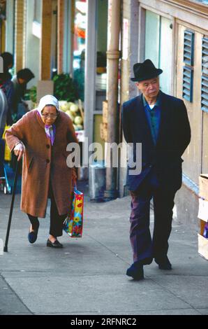 Älteres chinesisches Paar in Chinatown, San Francisco, Kalifornien, USA Stockfoto