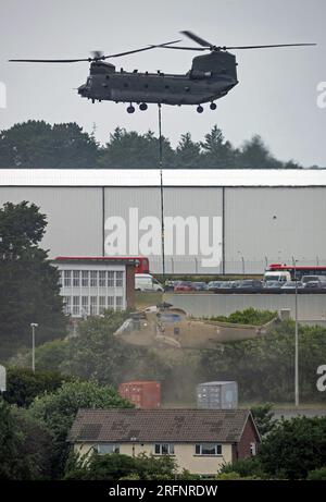 RAF Chinook vom 28. Geschwader RAF Benson Last hebt einen Ex Royal Navy Seaking Helicopter auf RAF St Mawgan Stockfoto