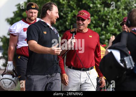 Der Cheftrainer der Washington Commanders Ron Rivera machte sich vor dem Training auf den Weg zum Feld, während er am 27. Juli 2023 im OrthoVirginia Training Center im Commanders Park in Ashburn, VA, mit den Medien sprach. (Alyssa Howell/Bild des Sports) Stockfoto