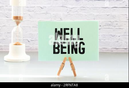 Symbol für Stressmanagement. Holzklötze mit Wörtern verwalten Stress, bevor es Sie verwaltet. Schöner orangefarbener Hintergrund. Arztzand. Psychologisch, busin Stockfoto