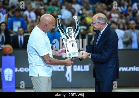 Athen, Lombardei, Griechenland. 4. Aug. 2023. Ruhestandsfeier des ehemaligen griechischen Basketballspielers NICK GALIS mit VAGGELIS LIOLIOS Präsident des griechischen Basketballverbands vor dem internationalen Freundschaftsspiel zwischen Griechenland und Slowenien im OAKA-Stadion am 4. August 2023 in Athen, Griechenland. (Kreditbild: © Stefanos Kyriazis/ZUMA Press Wire) NUR REDAKTIONELLE VERWENDUNG! Nicht für den kommerziellen GEBRAUCH! Kredit: ZUMA Press, Inc./Alamy Live News Stockfoto