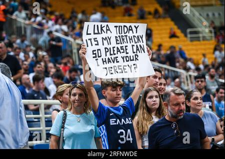 Athen, Lombardei, Griechenland. 4. Aug. 2023. Ein junger Fan von Luca Doncic während der International Friendly match.between Griechenland und Slowenien im OAKA Stadium am 4. August 2023 in Athen, Griechenland. (Kreditbild: © Stefanos Kyriazis/ZUMA Press Wire) NUR REDAKTIONELLE VERWENDUNG! Nicht für den kommerziellen GEBRAUCH! Kredit: ZUMA Press, Inc./Alamy Live News Stockfoto