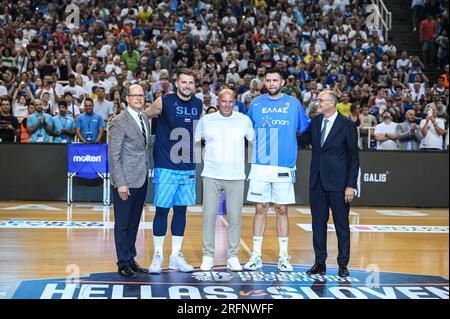 Athen, Lombardei, Griechenland. 4. Aug. 2023. Ruhestandsfeier des ehemaligen griechischen Basketballspielers NICK GALIS mit (L) FIBA-Generalsekretär ANDREAS ZAGKLIS, LUCA DONCIC, KOSTAS PAPANIKOLAOU, VAGGELIS LIOLIOS Präsident des griechischen Basketballverbands vor dem Internationalen Freundschaftsspiel zwischen Griechenland und Slowenien im OAKA-Stadion am 4. August 2023 in Athen, Griechenland. (Kreditbild: © Stefanos Kyriazis/ZUMA Press Wire) NUR REDAKTIONELLE VERWENDUNG! Nicht für den kommerziellen GEBRAUCH! Kredit: ZUMA Press, Inc./Alamy Live News Stockfoto