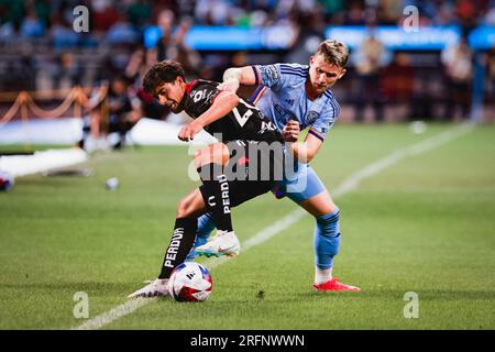 Atlas FC-Stürmer Jorge Rodriguez (209) kämpft um Besitz gegen NYCFC-Stürmer Matias Pellegrini (17) während des Spiels MLS gegen Liga MX am Sonntag, 23. Juni 2023 im Citi Field in New York, NY. Atlas FC besiegte NYCFC mit 1:0. (Ariel Fox/ENTRAFT) Stockfoto