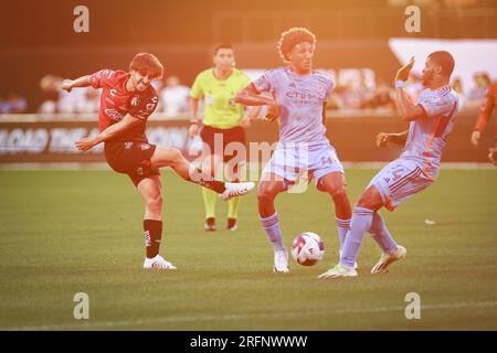 Atlas FC Defender Jose Abella (4) wird während des Spiels MLS gegen Liga MX am Sonntag, 23. Juli 2023, im Citi Field in New York, NY, vom NYCFC Defender Tayvon Gray (24) blockiert. Atlas FC besiegte NYCFC mit 1:0. (Ariel Fox/Bild des Sports) Stockfoto