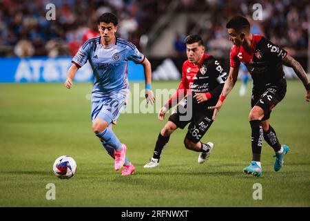 NYCFC Mid-Fielder Richard Ledezma (20) schlägt sich während des Spiels MLS gegen Liga MX am Sonntag, 23. Juli 2023 im Citi Field in New York, NY, über Atlas FC Mid-Fielder Aldo Rocha (26) hinaus. Atlas FC besiegte NYCFC mit 1:0. (Ariel Fox/Bild des Sports) Stockfoto