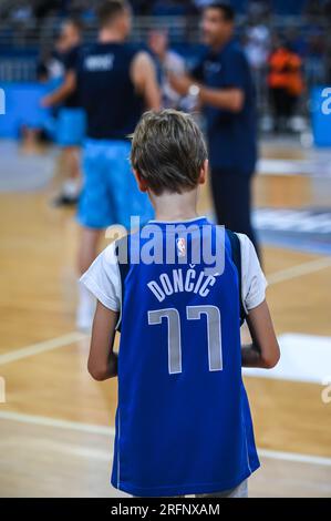 Athen, Lombardei, Griechenland. 4. Aug. 2023. Ein junger Fan von Luca Doncic während der International Friendly match.between Griechenland und Slowenien im OAKA Stadium am 4. August 2023 in Athen, Griechenland. (Kreditbild: © Stefanos Kyriazis/ZUMA Press Wire) NUR REDAKTIONELLE VERWENDUNG! Nicht für den kommerziellen GEBRAUCH! Kredit: ZUMA Press, Inc./Alamy Live News Stockfoto