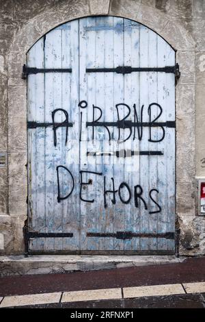 Airbnb Dehors Anti Airbnb Protest Graffiti in Le Panier Bezirk Marseille Frankreich Stockfoto