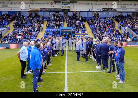 Mitglieder der Warrington Wolves Academy, Women's, Rollstuhl und PDRL begrüßen die Spieler auf dem Spielfeld vor dem Spiel der Betfred Super League Runde 21 Warrington Wolves vs Catalans Dragons im Halliwell Jones Stadium, Warrington, Großbritannien, 4. August 2023 (Foto: Steve Flynn/News Images) Stockfoto