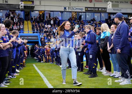 Mitglieder der Warrington Wolves Academy, Women's, Rollstuhl und PDRL begrüßen die Spieler auf dem Spielfeld vor dem Spiel der Betfred Super League Runde 21 Warrington Wolves vs Catalans Dragons im Halliwell Jones Stadium, Warrington, Großbritannien, 4. August 2023 (Foto: Steve Flynn/News Images) Stockfoto