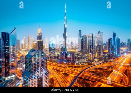 Die Skyline von dubai bei Nacht Stockfoto