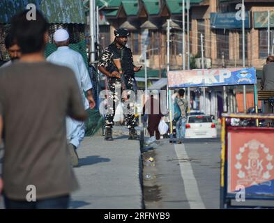 Srinagar, Indien. 03. Aug. 2023. Indischer Soldat, wachsam auf einem belebten Markt in Srinagar. Am 5. August 2019 hat Indien vor vier Jahren den Artikel 370 seiner Verfassung aufgehoben, der dem Staat Jammu und Kaschmir einen Sonderstatus einräumte. (Foto von Mubashir Hassan/Pacific Press) Kredit: Pacific Press Media Production Corp./Alamy Live News Stockfoto