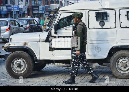 Srinagar, Indien. 03. Aug. 2023. Indischer Soldat, wachsam auf einem belebten Markt in Srinagar. Am 5. August 2019 hat Indien vor vier Jahren den Artikel 370 seiner Verfassung aufgehoben, der dem Staat Jammu und Kaschmir einen Sonderstatus einräumte. (Foto von Mubashir Hassan/Pacific Press) Kredit: Pacific Press Media Production Corp./Alamy Live News Stockfoto