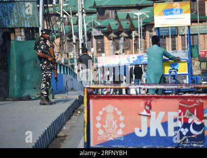 Srinagar, Indien. 03. Aug. 2023. Indischer Soldat, wachsam auf einem belebten Markt in Srinagar. Am 5. August 2019 hat Indien vor vier Jahren den Artikel 370 seiner Verfassung aufgehoben, der dem Staat Jammu und Kaschmir einen Sonderstatus einräumte. (Foto von Mubashir Hassan/Pacific Press) Kredit: Pacific Press Media Production Corp./Alamy Live News Stockfoto