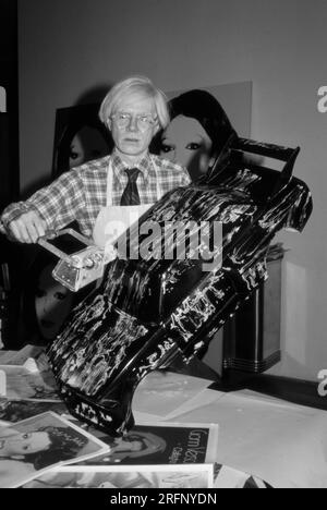 Andy Warhol malt ein Modellauto in einer Aufführung in New York im Jahr 1978. Warhol war ein amerikanischer bildender Künstler, Filmregisseur, Produzent und führende Figur in der Pop-Art-Bewegung. Seine Werke untersuchen die Beziehung zwischen künstlerischem Ausdruck, Werbung und Prominentenkultur, die in den 1960er Jahren florierte, und umfassen eine Vielzahl von Medien, einschließlich Malerei, Siebdruck, Fotografie, Film, Und Skulptur. Zu seinen bekanntesten Werken gehören die Siebdruckgemälde Campbells Suppendosen und Marilyn Diptych. Foto von Bernard Gotfryd Stockfoto