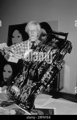 Andy Warhol malt ein Modellauto in einer Aufführung in New York im Jahr 1978. Warhol war ein amerikanischer bildender Künstler, Filmregisseur, Produzent und führende Figur in der Pop-Art-Bewegung. Seine Werke untersuchen die Beziehung zwischen künstlerischem Ausdruck, Werbung und Prominentenkultur, die in den 1960er Jahren florierte, und umfassen eine Vielzahl von Medien, einschließlich Malerei, Siebdruck, Fotografie, Film, Und Skulptur. Zu seinen bekanntesten Werken gehören die Siebdruckgemälde Campbells Suppendosen und Marilyn Diptych. Foto von Bernard Gotfryd Stockfoto