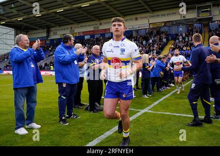 Mitglieder der Warrington Wolves Academy, Women's, Rollstuhl und PDRL begrüßen Jordy Crowther #36 von Warrington Wolves und die übrigen Spieler auf dem Spielfeld vor dem Spiel der Betfred Super League Runde 21 Warrington Wolves gegen Catalans Dragons im Halliwell Jones Stadium, Warrington, Vereinigtes Königreich. 4. August 2023 (Foto: Steve Flynn/News Images) Stockfoto