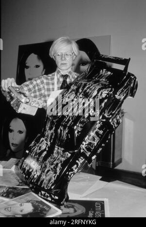 Andy Warhol malt ein Modellauto in einer Aufführung in New York im Jahr 1978. Warhol war ein amerikanischer bildender Künstler, Filmregisseur, Produzent und führende Figur in der Pop-Art-Bewegung. Seine Werke untersuchen die Beziehung zwischen künstlerischem Ausdruck, Werbung und Prominentenkultur, die in den 1960er Jahren florierte, und umfassen eine Vielzahl von Medien, einschließlich Malerei, Siebdruck, Fotografie, Film, Und Skulptur. Zu seinen bekanntesten Werken gehören die Siebdruckgemälde Campbells Suppendosen und Marilyn Diptych. Foto von Bernard Gotfryd Stockfoto