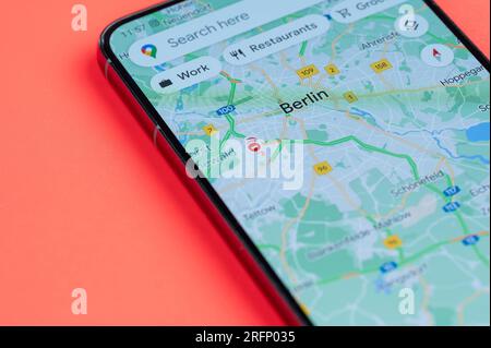 New York, USA - 21. Juli 2023: Beste Route durch Verkehrsstaus in Berlin auf dem Smartphone-Bildschirm Nahaufnahme mit rotem Hintergrund Stockfoto