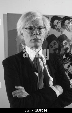 Andy Warhol in einer New Yorker Galerie mit seinen Kunstporträts 1975. Warhol war ein amerikanischer bildender Künstler, Filmregisseur, Produzent und führende Figur in der Pop-Art-Bewegung. Seine Werke untersuchen die Beziehung zwischen künstlerischem Ausdruck, Werbung und Prominentenkultur, die in den 1960er Jahren florierte, und umfassen eine Vielzahl von Medien, einschließlich Malerei, Siebdruck, Fotografie, Film, Und Skulptur. Zu seinen bekanntesten Werken gehören die Siebdruckgemälde Campbells Suppendosen und Marilyn Diptych. Foto von Bernard Gotfryd Stockfoto