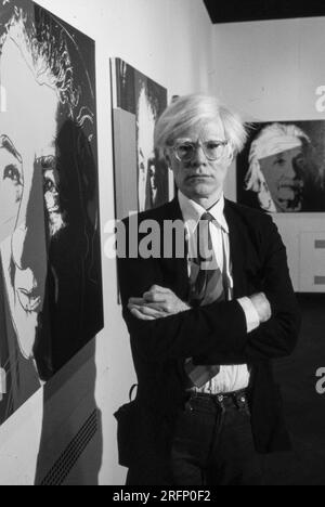 Andy Warhol in einer New Yorker Galerie mit seinen Kunstporträts 1975. Warhol war ein amerikanischer bildender Künstler, Filmregisseur, Produzent und führende Figur in der Pop-Art-Bewegung. Seine Werke untersuchen die Beziehung zwischen künstlerischem Ausdruck, Werbung und Prominentenkultur, die in den 1960er Jahren florierte, und umfassen eine Vielzahl von Medien, einschließlich Malerei, Siebdruck, Fotografie, Film, Und Skulptur. Zu seinen bekanntesten Werken gehören die Siebdruckgemälde Campbells Suppendosen und Marilyn Diptych. Foto von Bernard Gotfryd Stockfoto