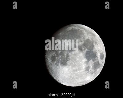 Der Mond bei Nacht am Himmel, gefangen von der Erde Stockfoto