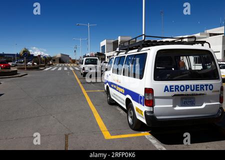 Öffentlicher Minibus am Flughafen El Alto (LPB, der höchste internationale Flughafen der Welt), am Berg Illimani im Hintergrund, La Paz, Bolivien Stockfoto