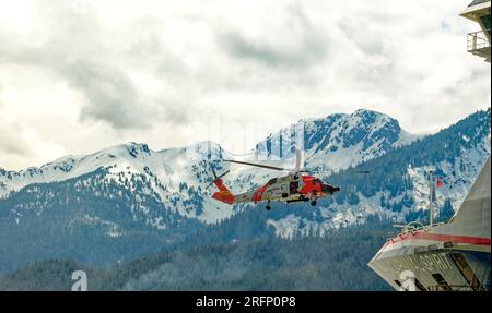 JUNEAU, ALASKA - 6. Mai 2023: Die Stadt Juneau ist die Hauptstadt von Alaska. Die Bevölkerung von Juneau kann um etwa 6.000 Menschen von Kreuzfahrtschiffen aus wachsen Stockfoto